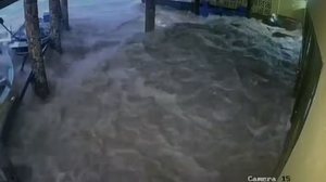 Mar avança em Laguna, no Sul de Santa Catarina, na manhã desta segunda-feira - Reprodução / NSC TV
