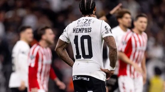 Memphis erra pênalti e vira vilão em eliminação do Corinthians\u003B clube pode ser multado