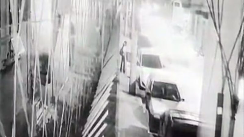 Adolescente escapa de sequestro após pular de carro em movimento no Rio