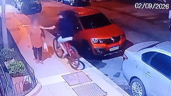 Mulher é atacada e tem corrente roubada enquanto passeava em calçada, na Ponta Verde - Cortesia ao TNH1
