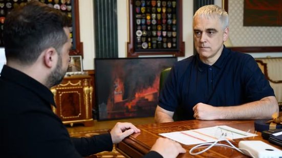 O chefe da Inteligência do governo ucraniano, Oleksandr Poklad, conversa com o presidente ucraniano, Volodymyr Zelensky, em Kiev, em 4 de setembro de 2026 - Divulgação / Presidência da Ucrânia