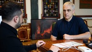 O chefe da Inteligência do governo ucraniano, Oleksandr Poklad, conversa com o presidente ucraniano, Volodymyr Zelensky, em Kiev, em 4 de setembro de 2026 - Divulgação / Presidência da Ucrânia