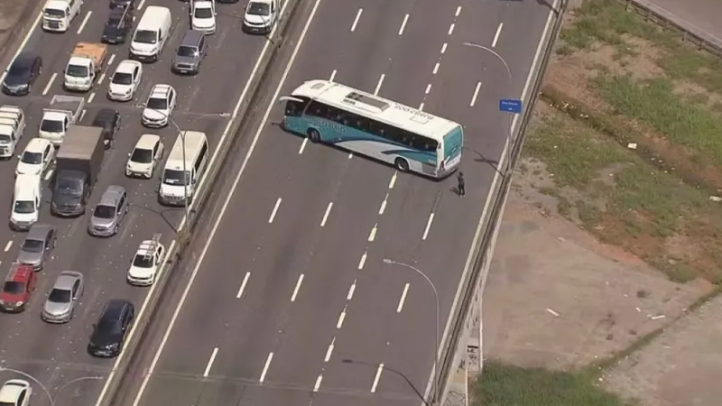 Filho de influencer estava em ônibus escolar interceptado por criminosos