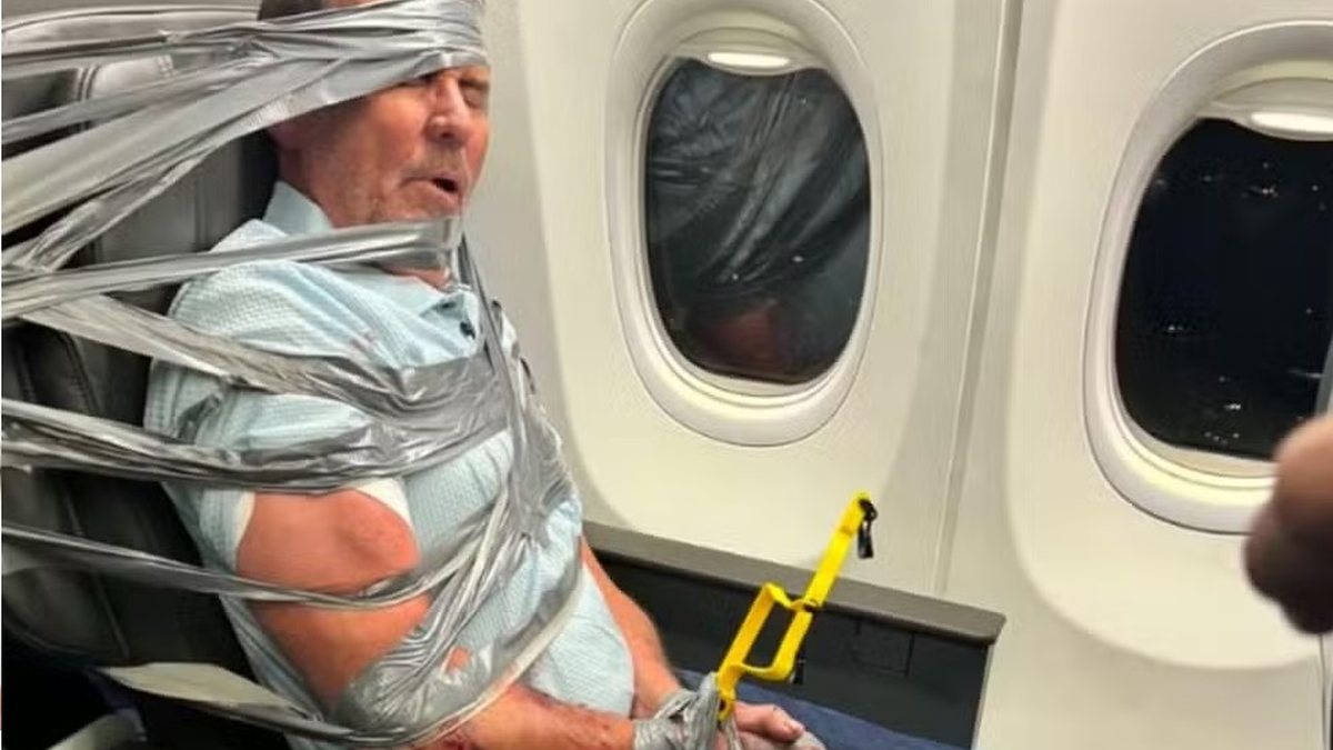 Homem é amarrado com fita adesiva a poltrona de avião após gritos e xingamentos racistas e homofóbicos