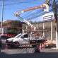 Poste tombado e fios pendurados causam lentidão no trânsito, em Jatiúca
