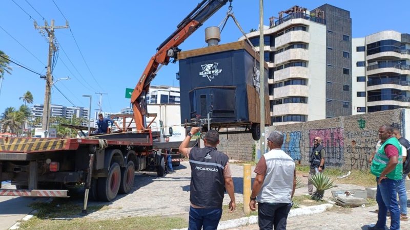 Prefeitura remove trailers e barraca que funcionavam de forma irregular em Maceió