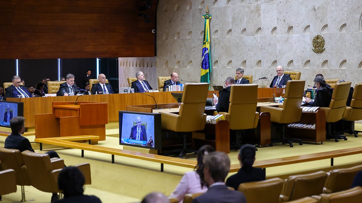 Fachin suspende sessão no STF com ministros rachados e sem decidir sobre análise de casos Moraes e Mendonça