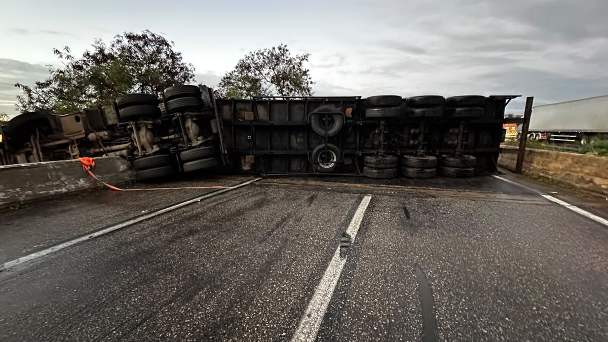 Tombamento de carreta deixa cinco feridos e bloqueia trecho da BR\u002D101, no interior de AL