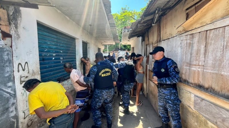 Operação mira o tráfico de drogas na Feira do Rato, no Centro de Maceió