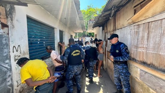 Operação mira o tráfico de drogas na Feira do Rato, no Centro de Maceió