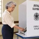 A Previdência cruza dados biométricos registrados no TSE para confirmar que aposentados, pensionistas e beneficiários de auxílios e do BPC seguem aptos para receber o benefício. - Foto: Inteligência Artificial