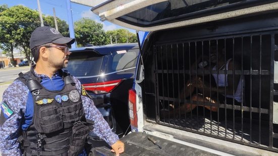 Suspeito tinha mandado de prisão em aberto por tráfico de drogas e foi conduzido à Central de Flagrantes - Foto: Guarda Municipal de Maceió