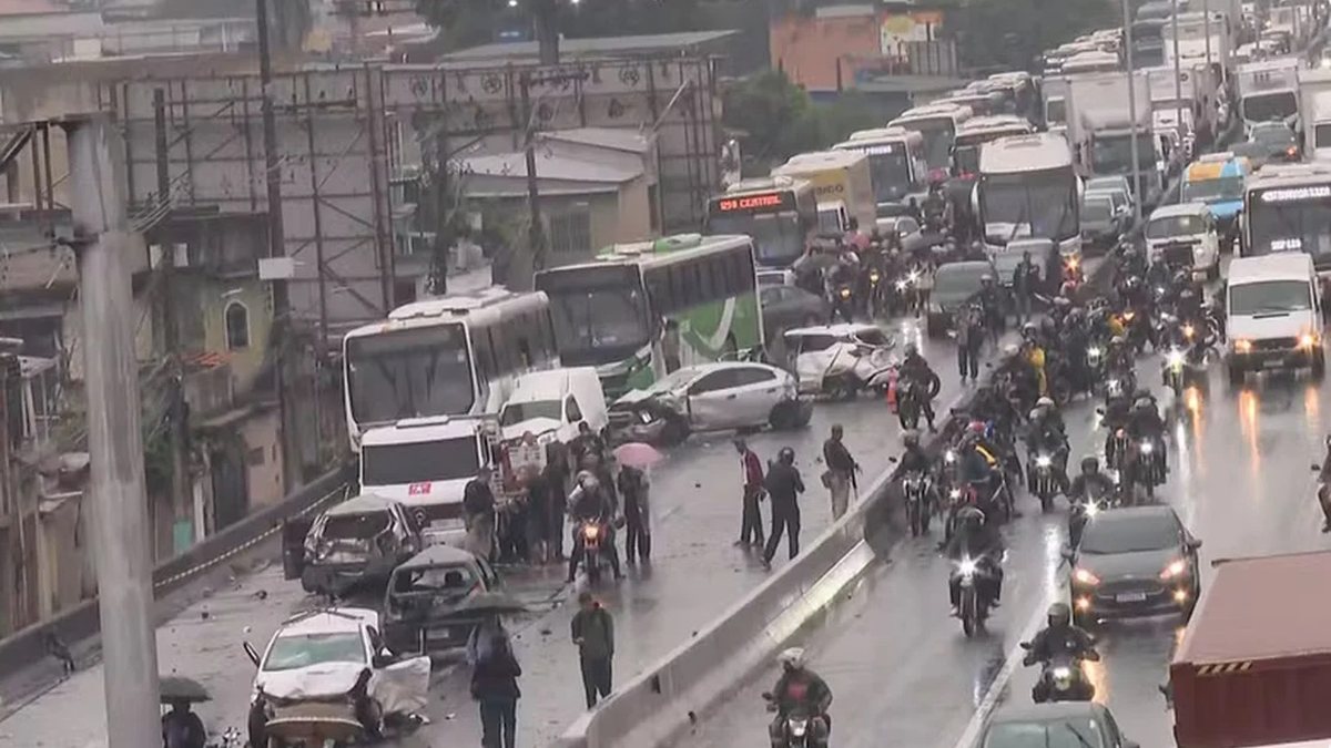 Motorista de ônibus morre ao sofrer infarto ao volante e mais de 20 veículos batem no Rio