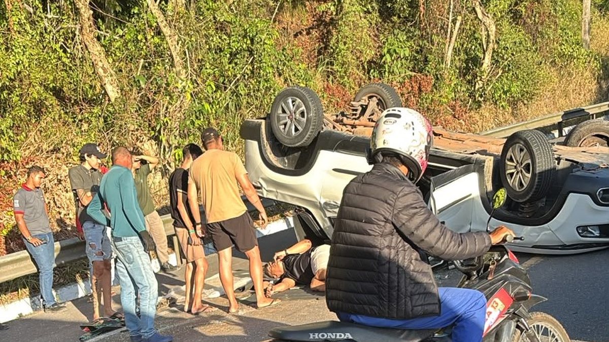 Vídeo: motorista é socorrido após carro capotar na Ladeira do Catolé