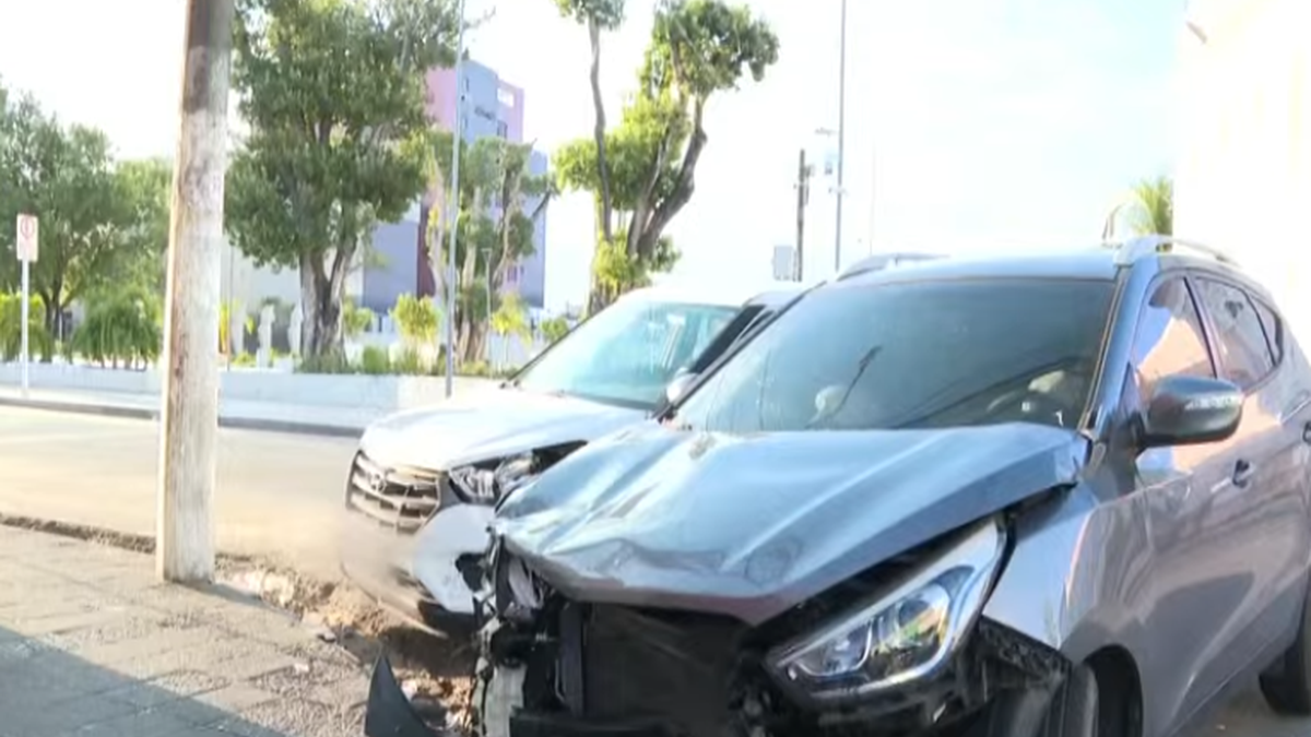 Carro avança cruzamento perto da Praça Deodoro e bate em outro veículo
