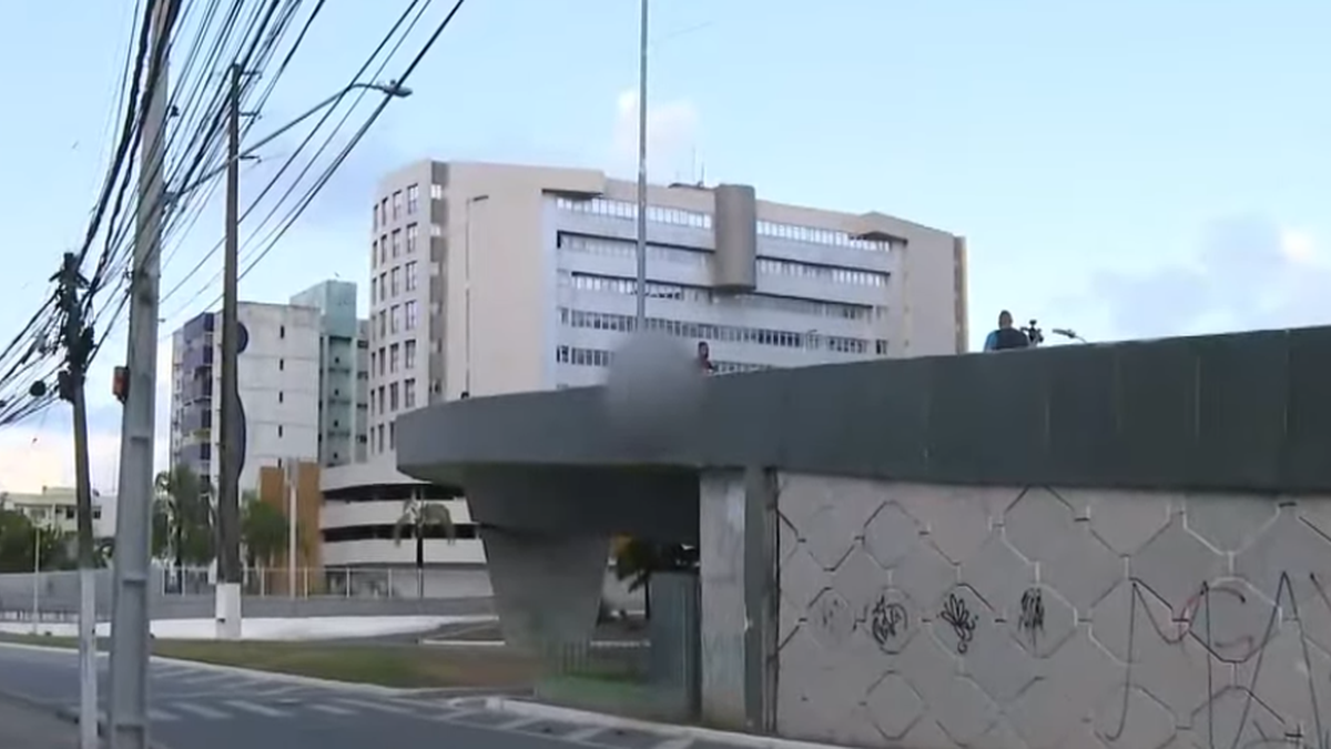 Motociclista morre após ser arremessado em acidente\u003B corpo fica pendurado em viaduto