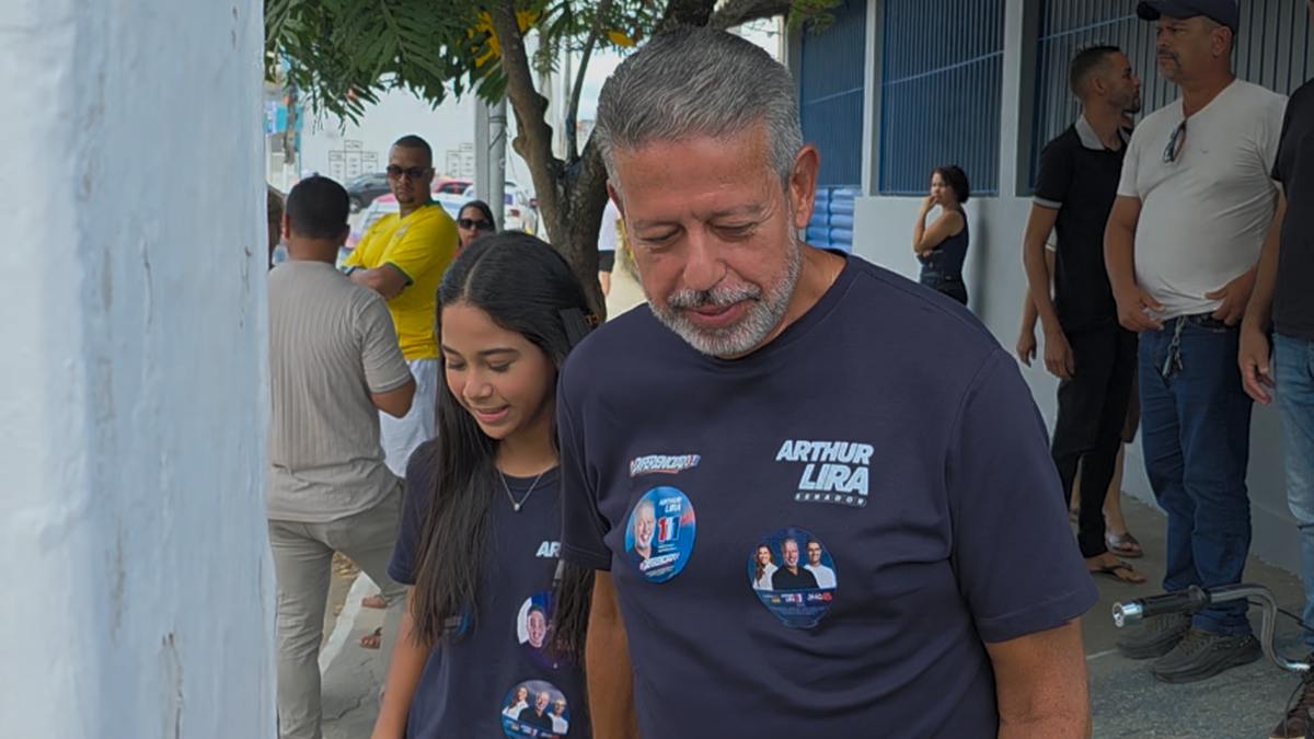 Candidato ao Senado por Alagoas, Arthur Lira (PP) vota em Pilar