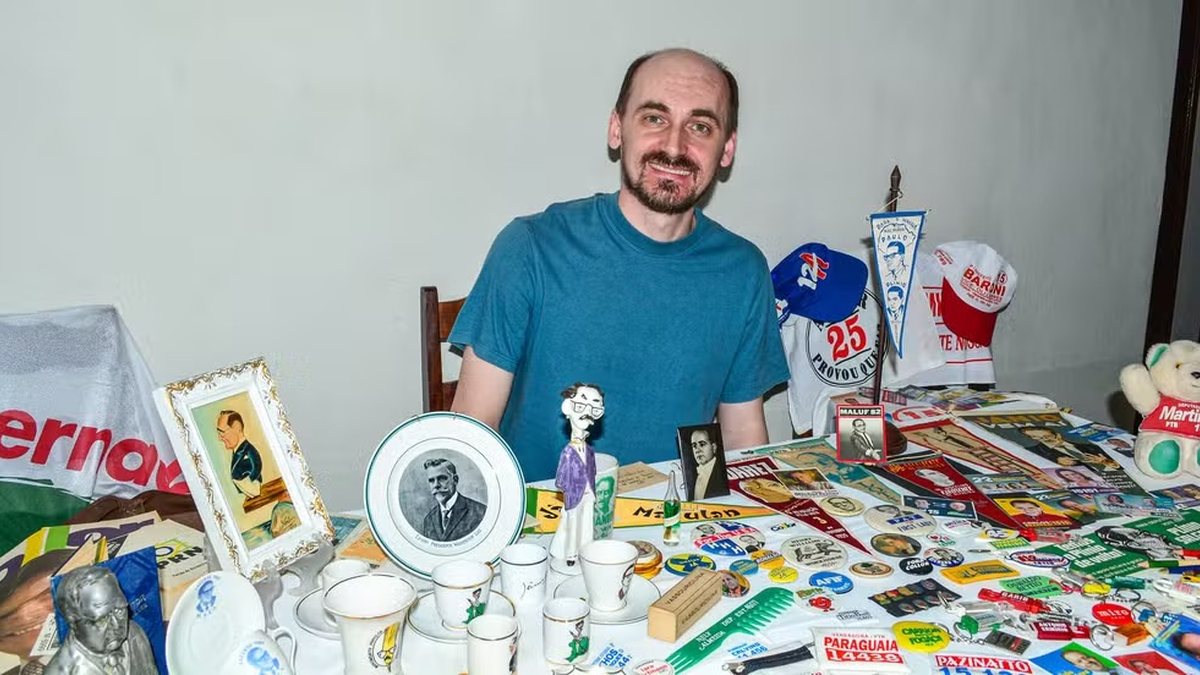 Quem é o brasileiro que coleciona mais de 4 mil materiais de eleições: \u0027Peças raras e itens proibidos\u0027