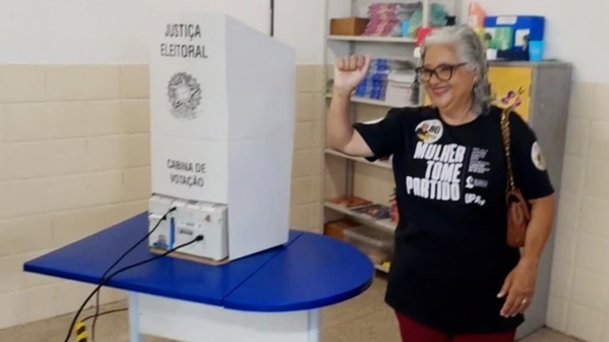Candidata ao governo de Alagoas, Lenilda Luna vota em Maceió