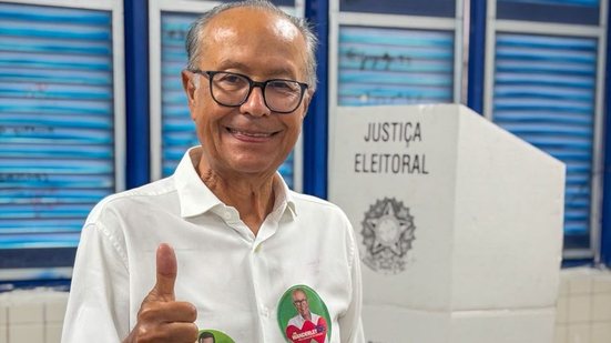 Candidato ao Senado por Alagoas, Dr. Wanderley vota em escola no Santo Eduardo - Divulgação