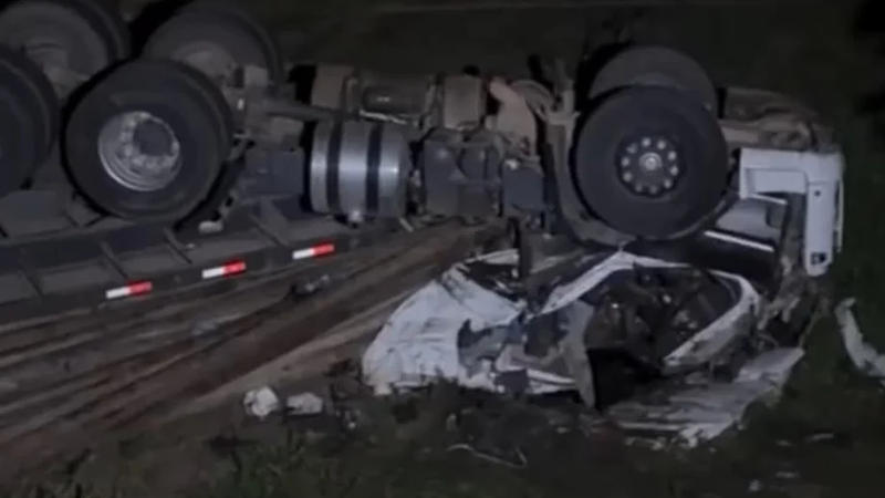 Motorista morre após carreta tombar na AL-105, no Benedito Bentes