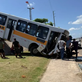 Ônibus escolar despenca de ribanceira e cai na AL\u002D215, em Marechal Deodoro