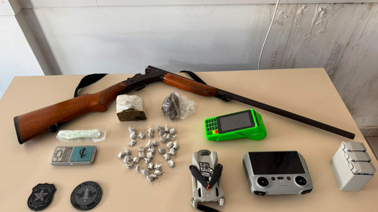 Policiais apreenderam um drone, aparelhos celulares, entorpecentes e uma espingarda - Foto: Cortesia PC