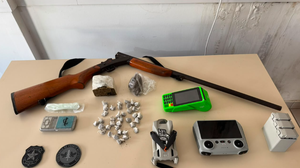 Policiais apreenderam um drone, aparelhos celulares, entorpecentes e uma espingarda - Foto: Cortesia PC