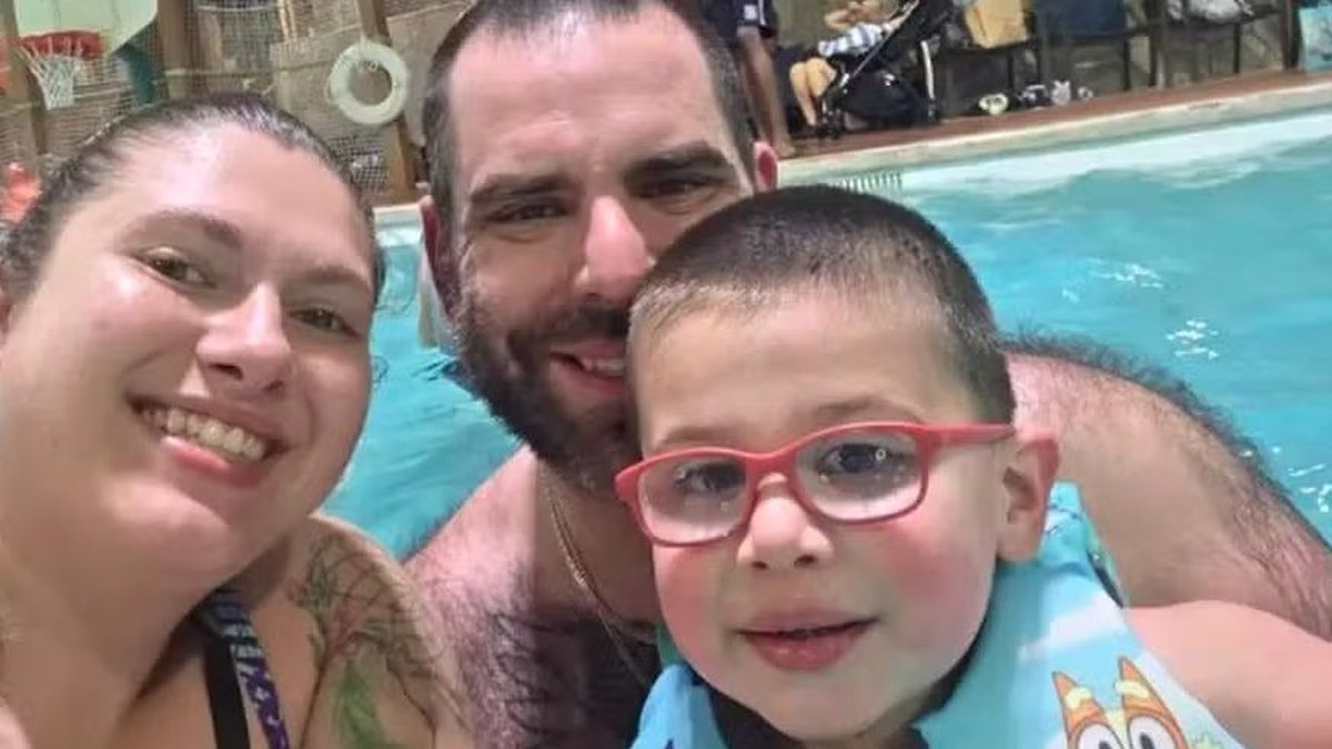 Mulher mata o marido e o filho em resort, liga para a emergência e pede \u0027ajuda\u0027 a policiais