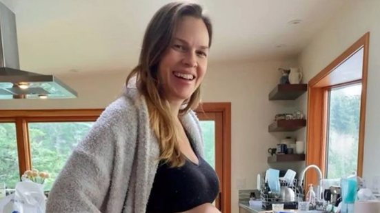 Atriz Hilary Swank anuncia gravidez do terceiro filho aos 52 anos