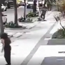 Assaltante deu um tiro na mão da vítima e fugiu em uma moto - Foto: Reprodução