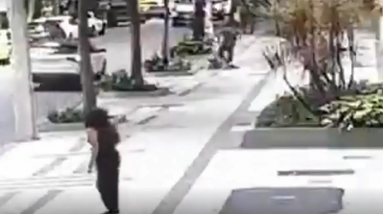 Assaltante deu um tiro na mão da vítima e fugiu em uma moto - Foto: Reprodução