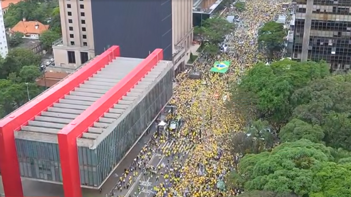 Flávio Bolsonaro reúne apoiadores na Paulista e fala que o país está \u0027sem presidente\u0027