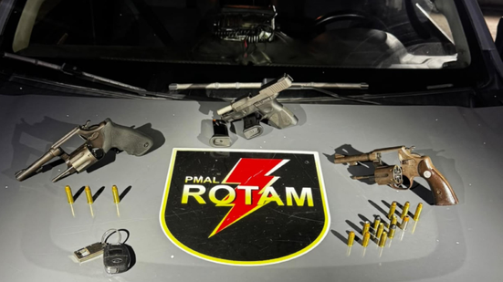 Três armas são apreendidas pela Rotam dentro de veículo em Maceió - Foto: Cortesia PM