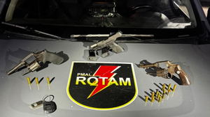 Três armas são apreendidas pela Rotam dentro de veículo em Maceió - Foto: Cortesia PM