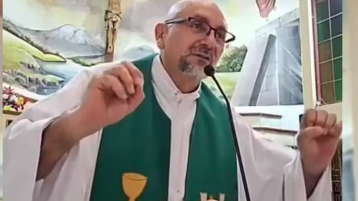 ‘Todos vamos morrer’: padre morre após ser atingido por cruz durante missa transmitida ao vivo