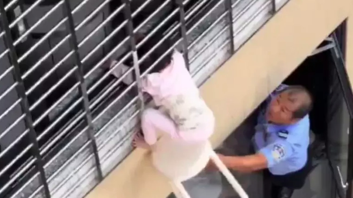 Criança é resgatada após ficar pendurada em grade de janela do 12º andar