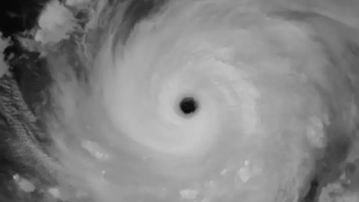 \u0027Ciclone monstro\u0027 chega a 296 km/h e forma olho gigante no Oceano Pacífico