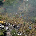 Ato com Flávio Bolsonaro (PL) reúne multidão na Praça da Liberdade, em Belo Horizonte, neste sábado (24) - Foto: Reprodução/TV Globo