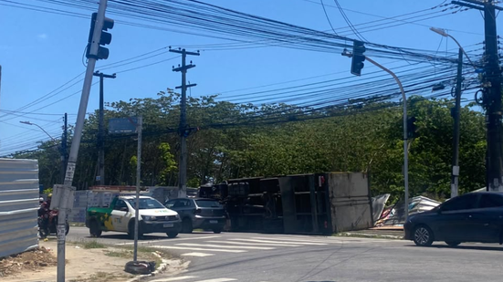 Parte da carga de refrigerantes teria se desprendido, provocando o tombamento. - Foto: Cortesia ao TNH1