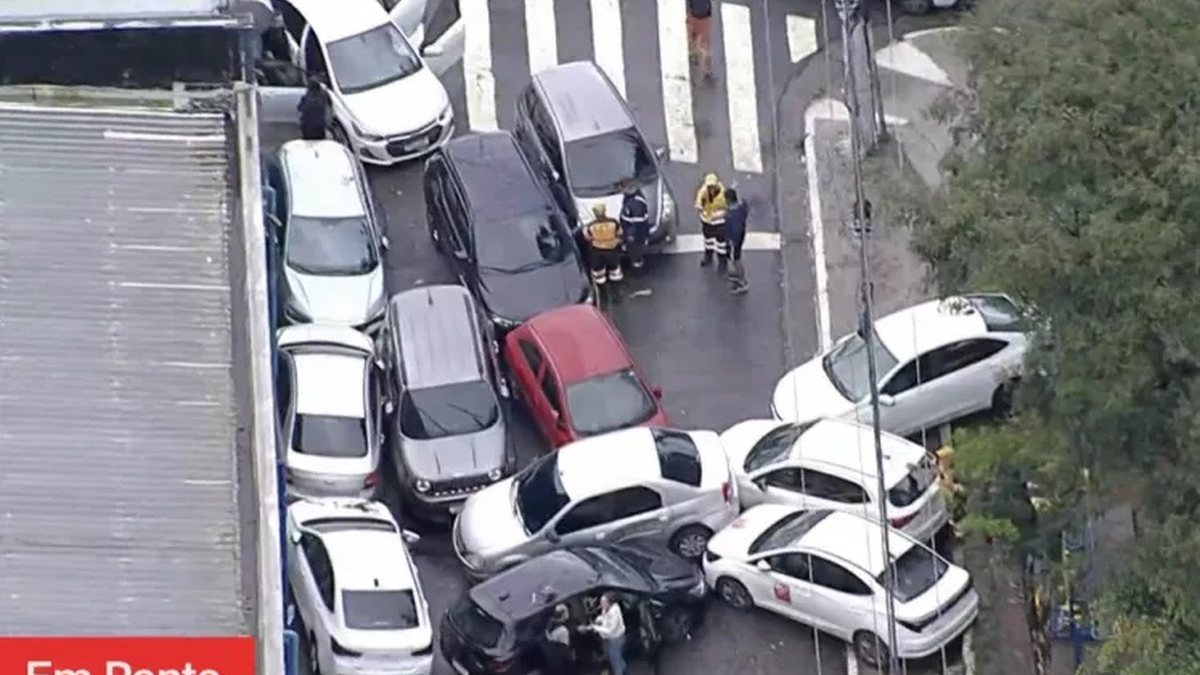 Mais de 20 carros são arrastados por enchente e ficam amontoados