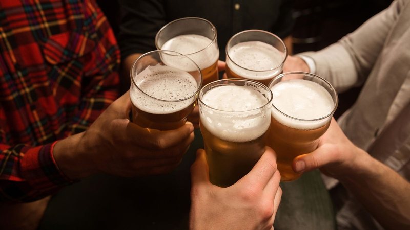 Estratégia inusitada salva bar e moradores têm cerveja garantida por 10 anos