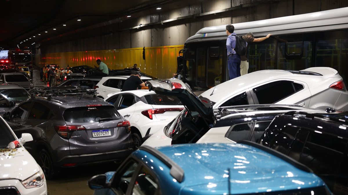 Chuva põe SP em estado de atenção, e carros ficam boiando no túnel do Anhangabaú