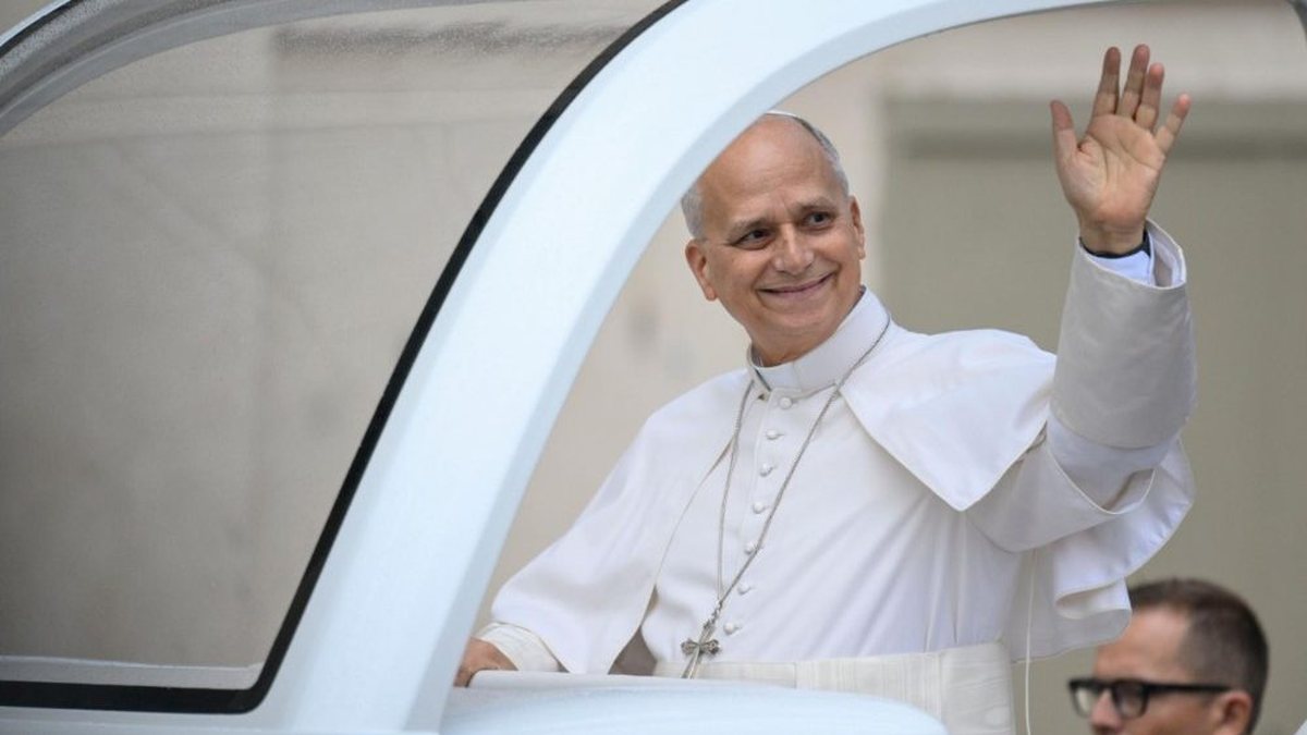 Leão XIV sobe ao papamóvel pela primeira vez desde cirurgia de câncer