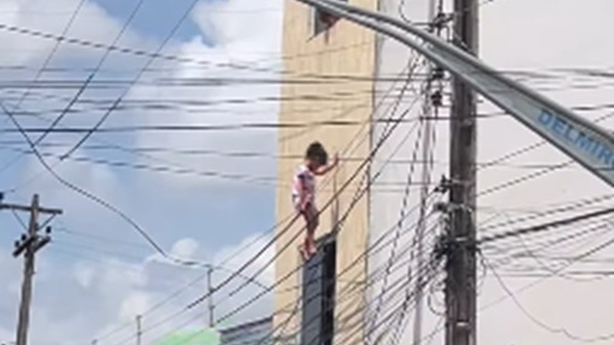 Criança cai de janela do 2º andar, fica pendurada em fiação e é salva por policial em Alagoas