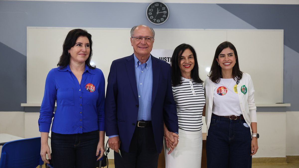 Vice\u002Dpresidente Geraldo Alckmin chega para votar em colégio no Morumbi