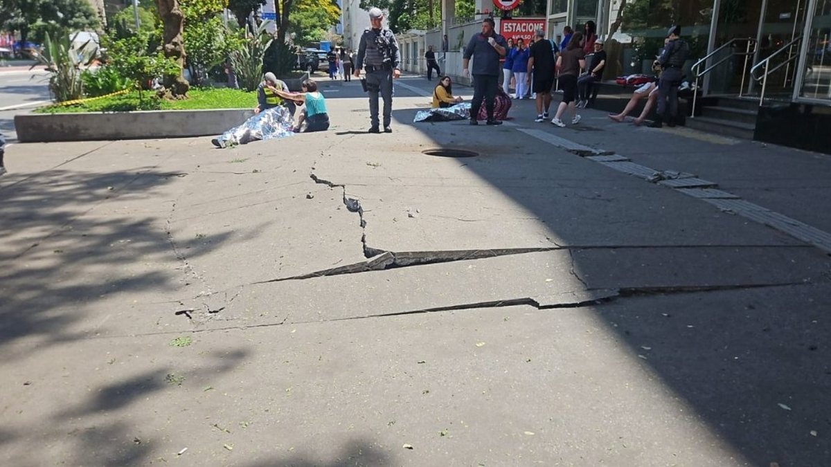 Explosão de bueiro deixa três feridos na avenida Paulista