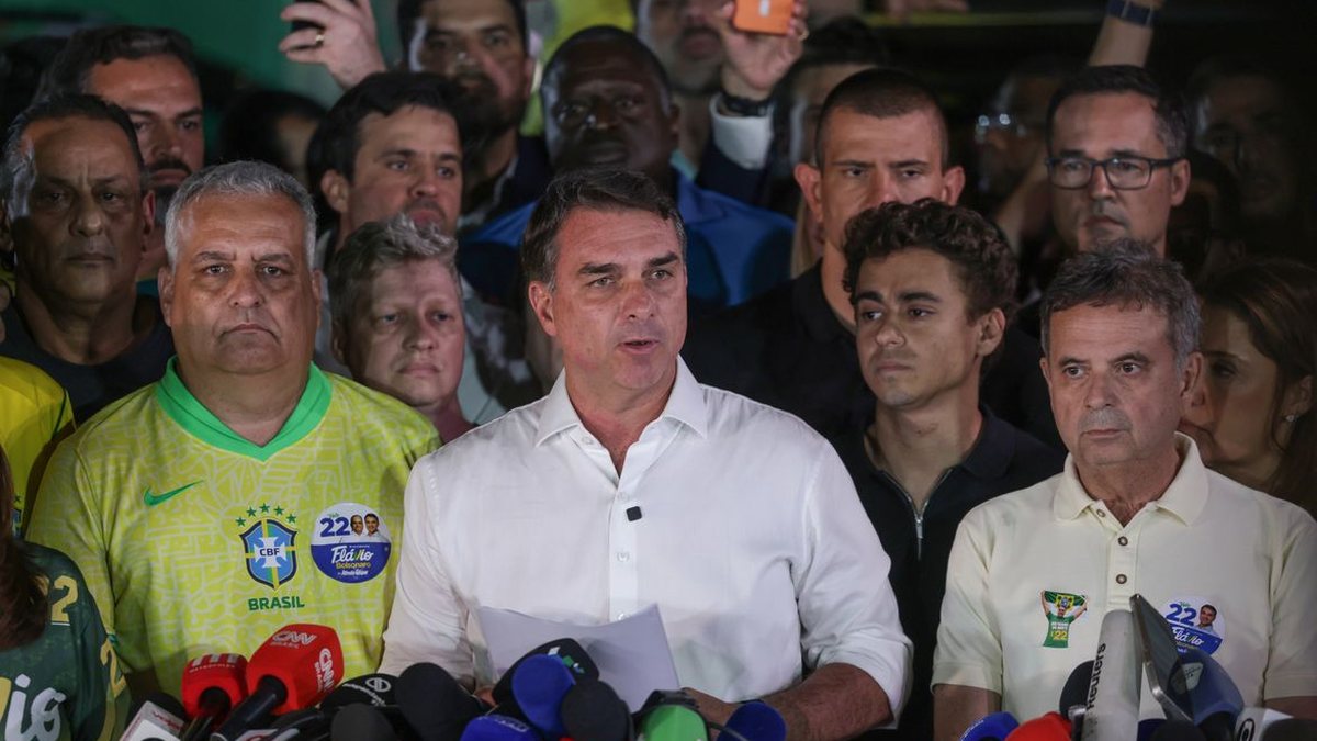 Governo Trump dará visto a Flávio Bolsonaro após fuga do Brasil
