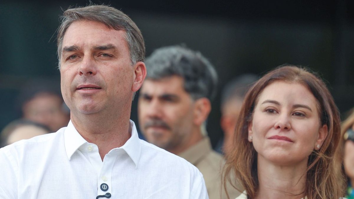 Avião com Flávio Bolsonaro e família segue para Miami