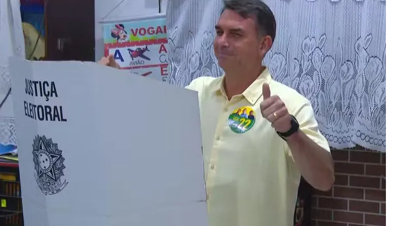 Candidato à presidência, Flávio Bolsonaro vota no Rio de Janeiro
